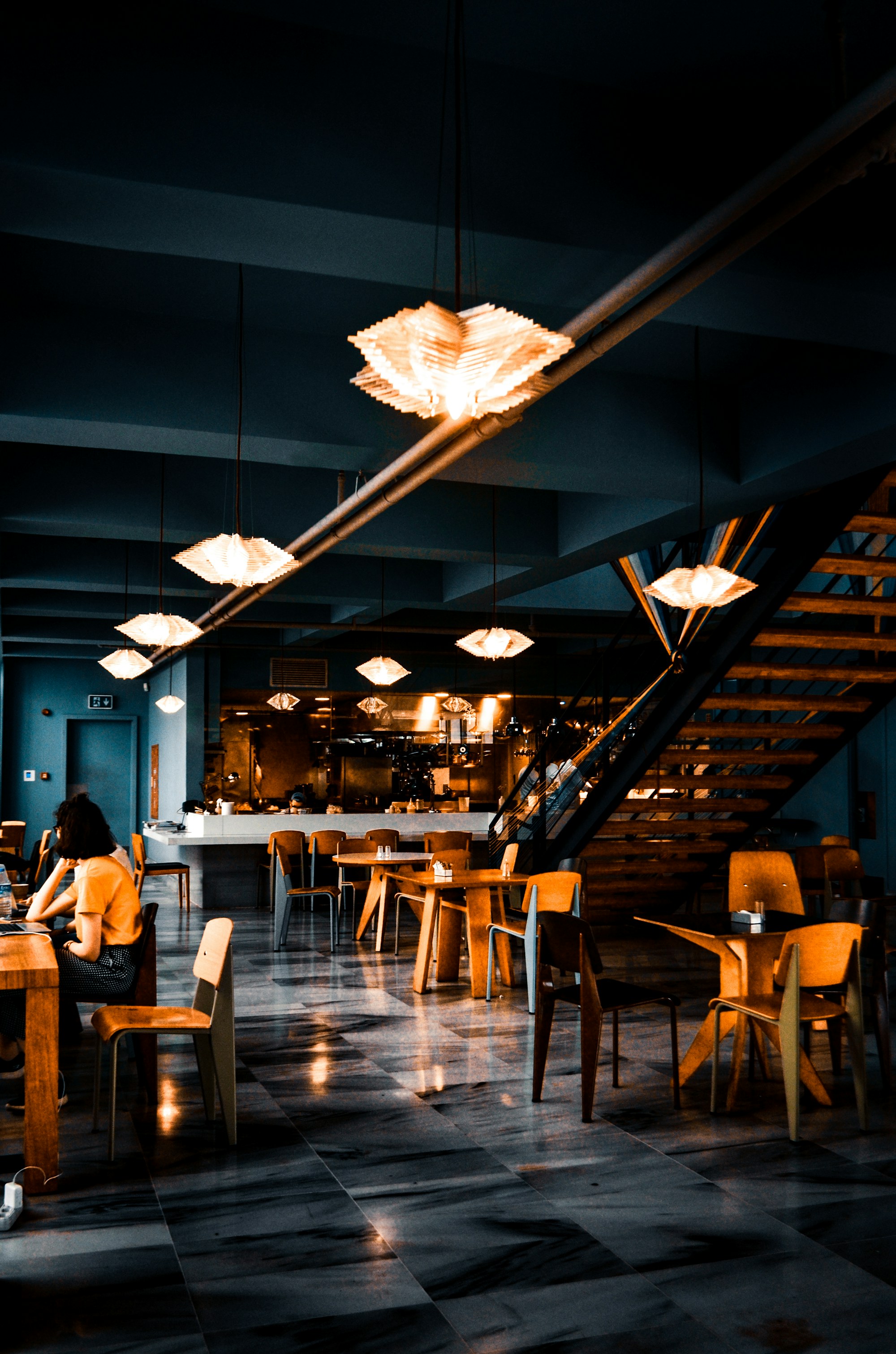 Sala interna dell'hotel con soffitto blu notte e lampade a sospensione luminose