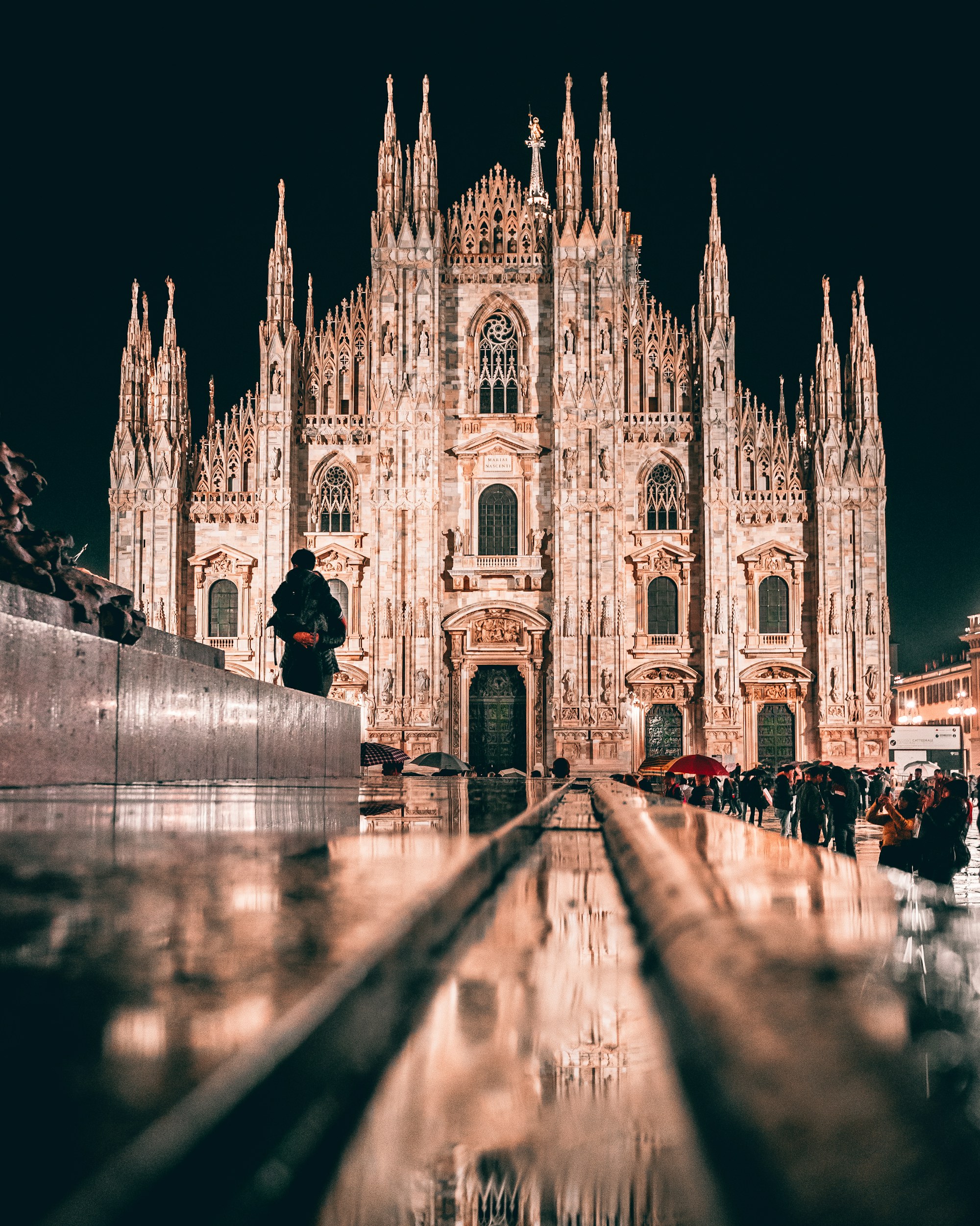 Il Duomo di Milano riflesso nelle pozzanghere della piazza di notte