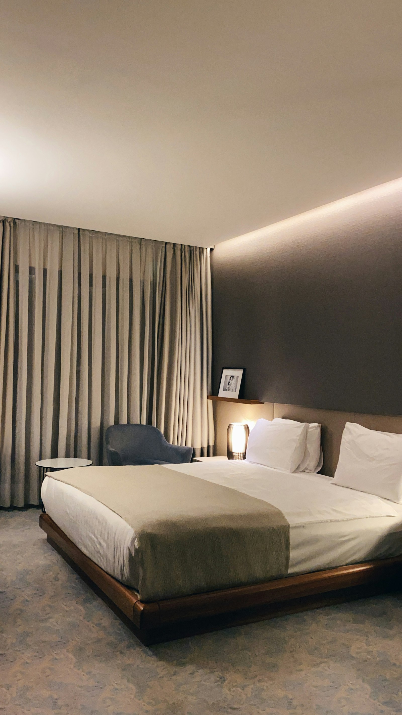 Suite Notturno: ampia camera all'ultimo piano con luce a soffitto soffusa e letto su pedana in legno